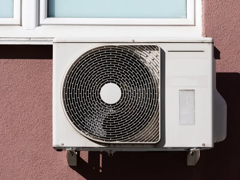 Climatisation à Cagnes-sur-Mer : pose, entretien et dépannage 4 Groupe extérieur de climatisation fixé sur une façade d'habitation